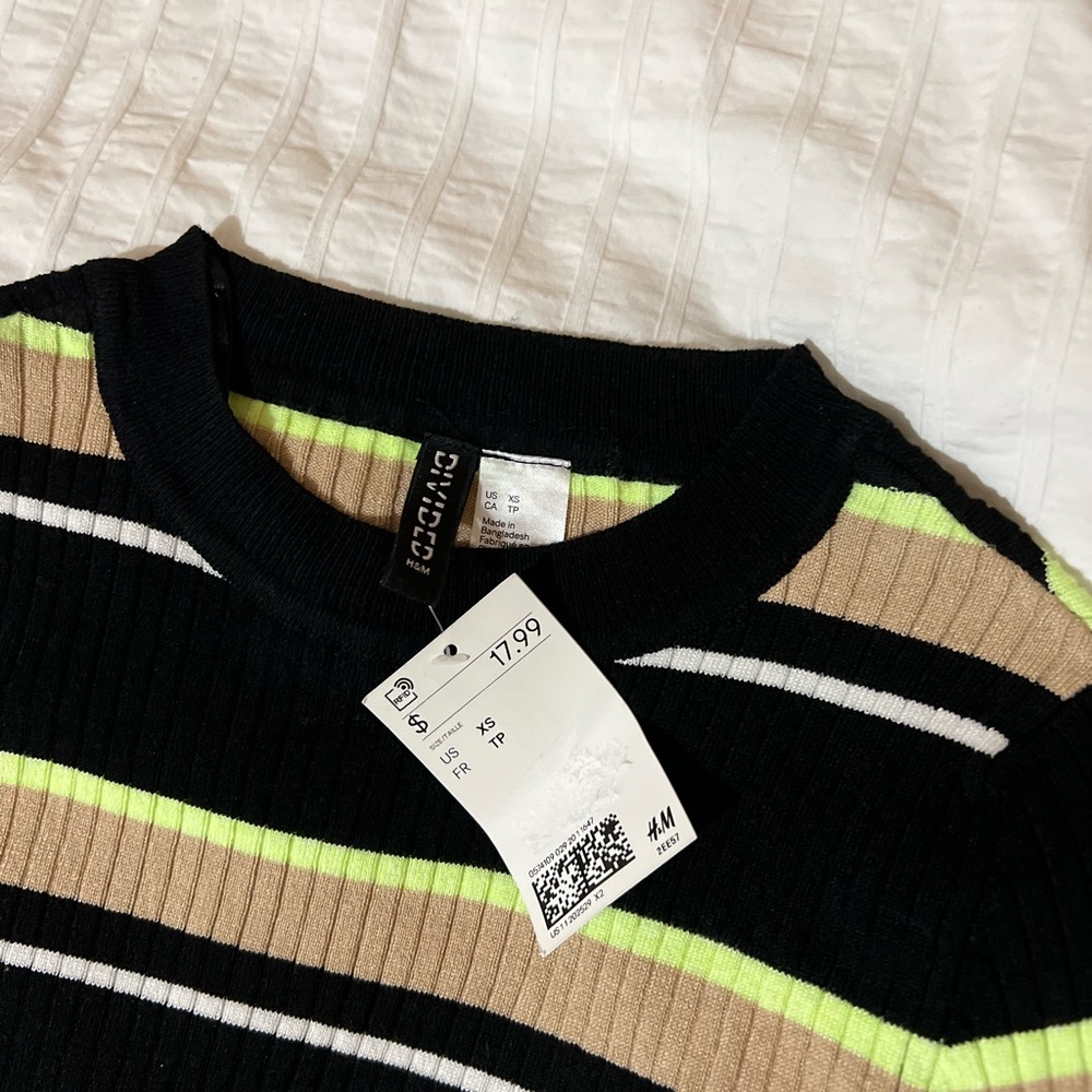 H&M
ribbed long sleeve top - Picture 2 of 2